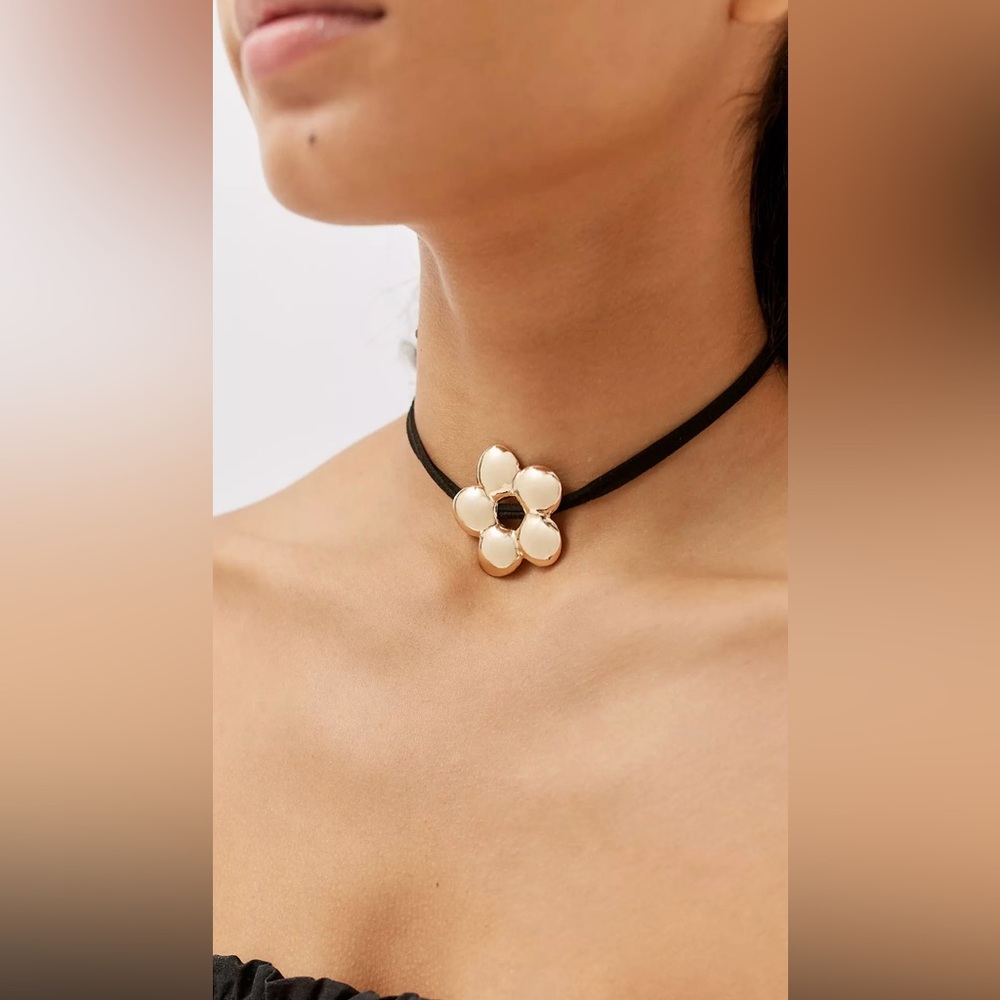 NWT Urban Outfitters Marie Flower Cord Choker Necklace
